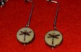 Pendientes de palo largo con medallón de resina con dibujo pirograbado de libelula